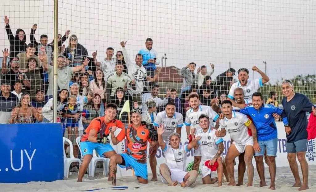 Plantel fútbol playa 25/26 con hinchada
